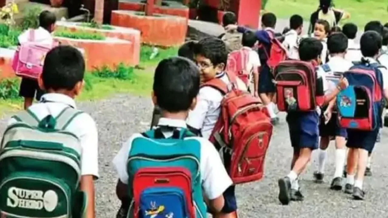 Marathi school : साडेचारशेवर मराठी शाळांवर संकट